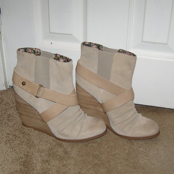 size 9 Seychelles Slip on Beige Wedge Booties - Picture 4 of 10